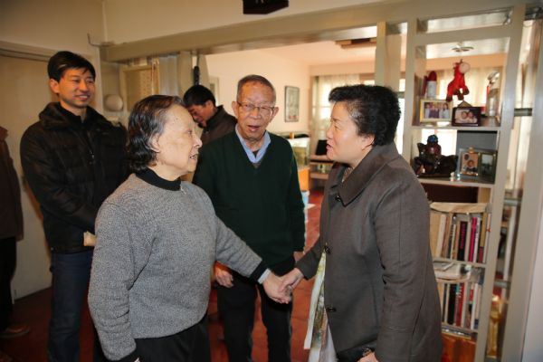 甘肅演藝集團領導春節前夕看望慰問離退休老藝術家
