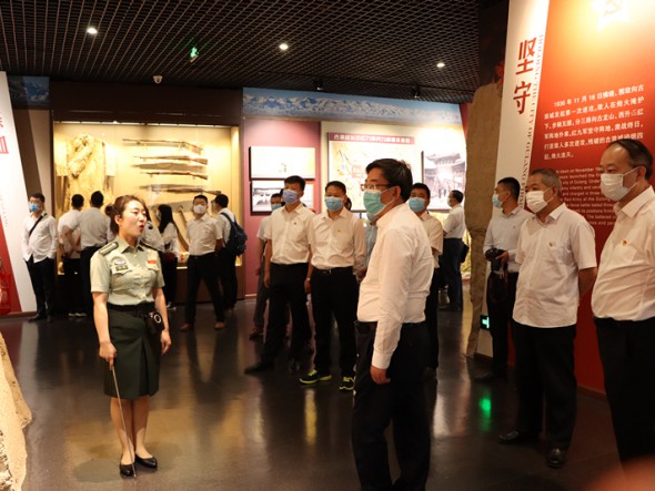“ 傳承紅色基因，學(xué)習(xí)時代楷模，講好中國故事”——甘肅演藝集團(tuán)機(jī)關(guān)黨支部聯(lián)合演出公司、舞美中心黨支部赴古浪開展主題黨日活動