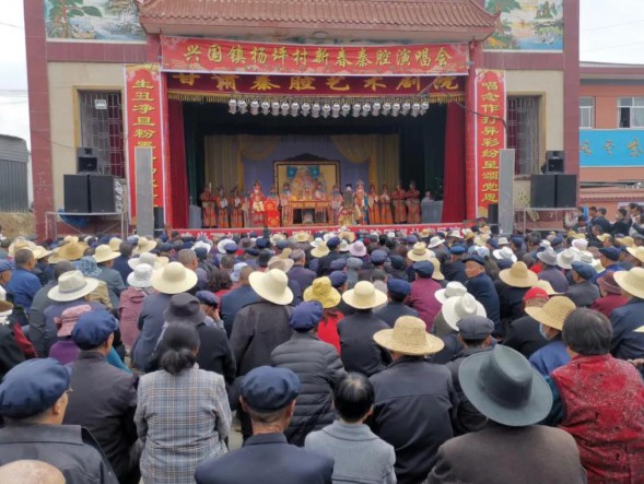 甘肅演藝集團秦腔藝術劇院赴天水市秦安縣劉坪鎮崔河村開展慶百年華誕·譜隴原新篇“我們的中國夢” —文化進萬家”惠民演出