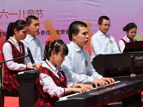 童心永向黨 陽光下成長——甘肅省隴劇院走進(jìn)蘭州市特殊教育學(xué)校開展主題黨日活動(dòng)