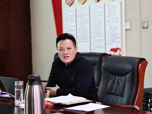 甘肅演藝集團黨委副書記、監事會主席、 藝術總監龍富國講授“黨的十九屆六中全會精神”專題黨課