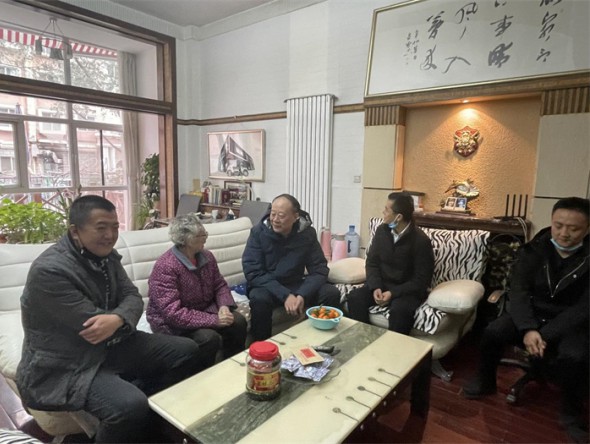 甘肅演藝集團領(lǐng)導(dǎo)走訪慰問退休老干部、老黨員和困難職工