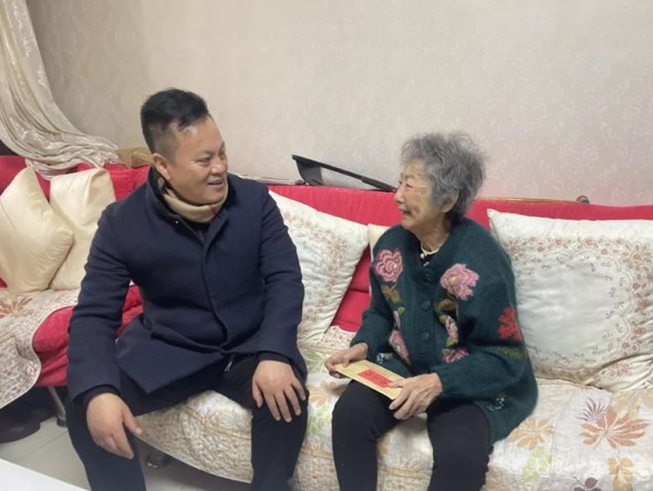 甘肅演藝集團黨委副書記、監(jiān)事會主席、藝術(shù)總監(jiān)龍富國一行赴話劇院慰問離退休老藝術(shù)家