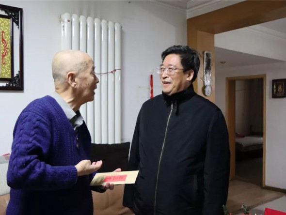 甘肅演藝集團黨委書記、董事長陳其銀一行赴敦煌藝術(shù)團開展春節(jié)前慰問困難職工活動