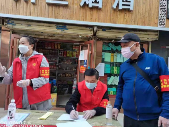甘肅演藝集團敦煌藝術團志愿者參加社區疫情防控工作