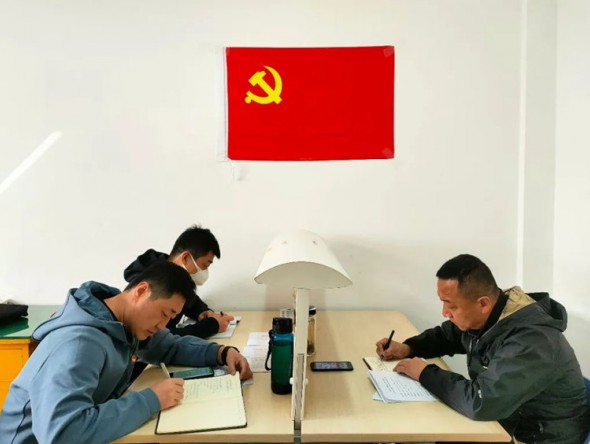 弘揚(yáng)勞模精神，用青春力量點(diǎn)燃?jí)粝耄承蔫T就輝煌未來(lái)