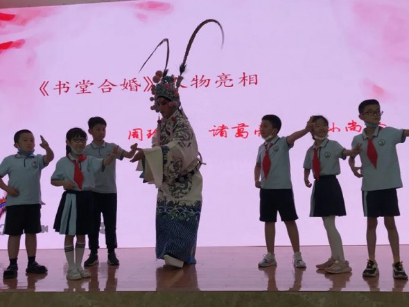 甘肅演藝集團話劇院聯合甘肅演藝集團秦腔藝術劇院在一只船小學開展戲曲進校園活動