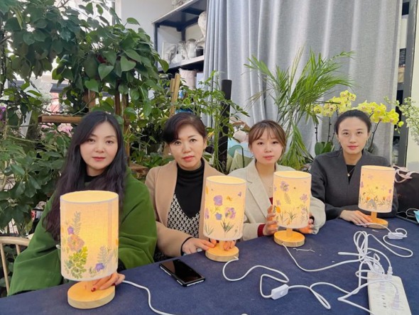 春回大地暖 巧手壓花燈——舞美中心組織開展“三八”婦女節“花藝沙龍”活動