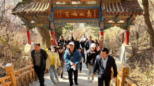 甘肅演藝集團工會舉辦“登山攝影”文體活動